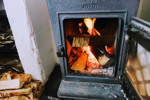 Fireplace in Kårsavaggestugan
